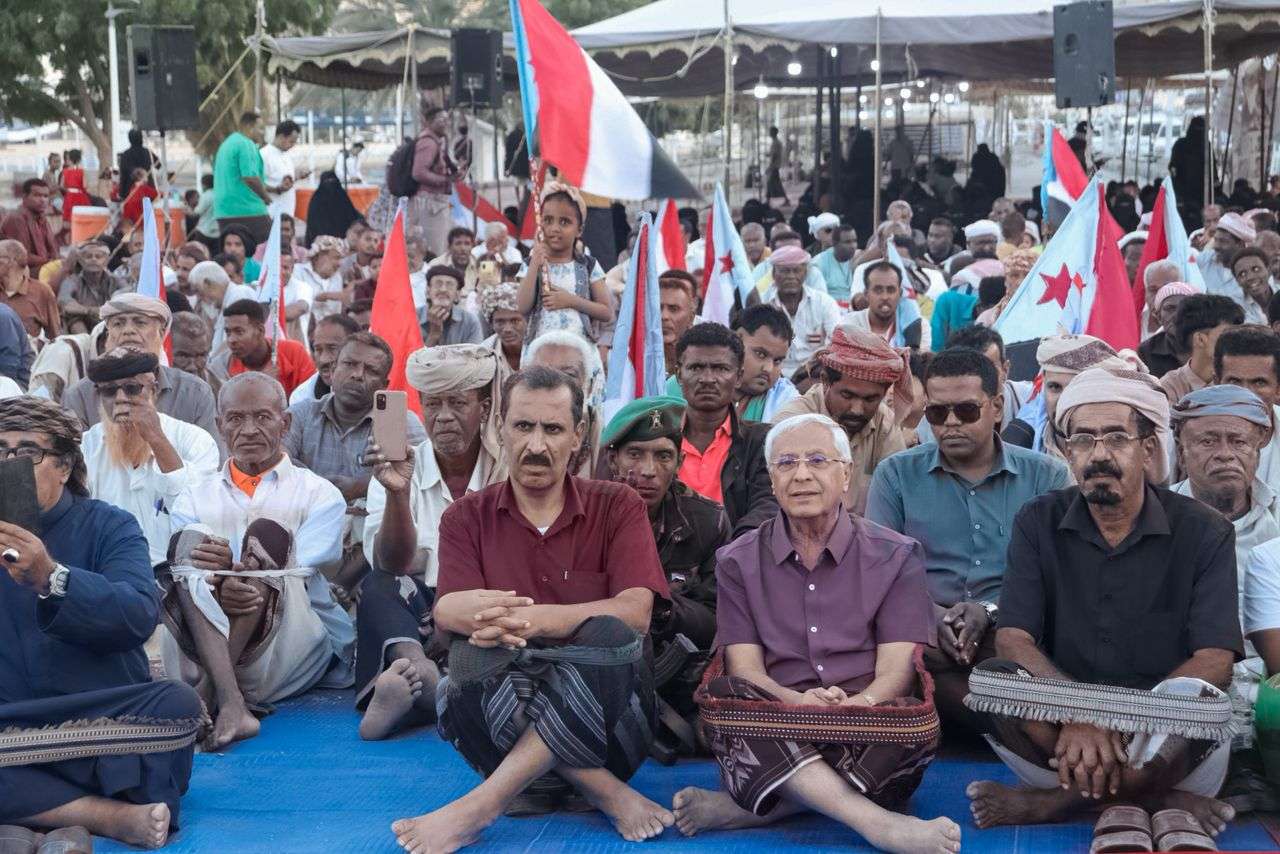 مخيم الاعتصام المفتوح بالمكلا يشهد محاضرة توعوية لتعزيز الهوية الوطنية الجنوبية