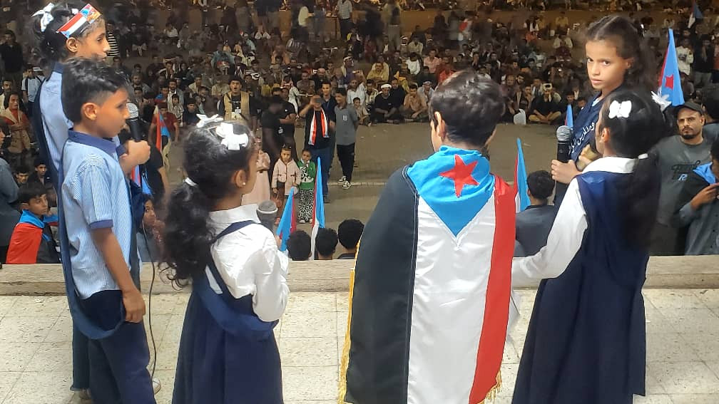 ساحة الاعتصام بالعاصمة عدن تشهد أمسية فنية وكرنفالًا طلابيًا