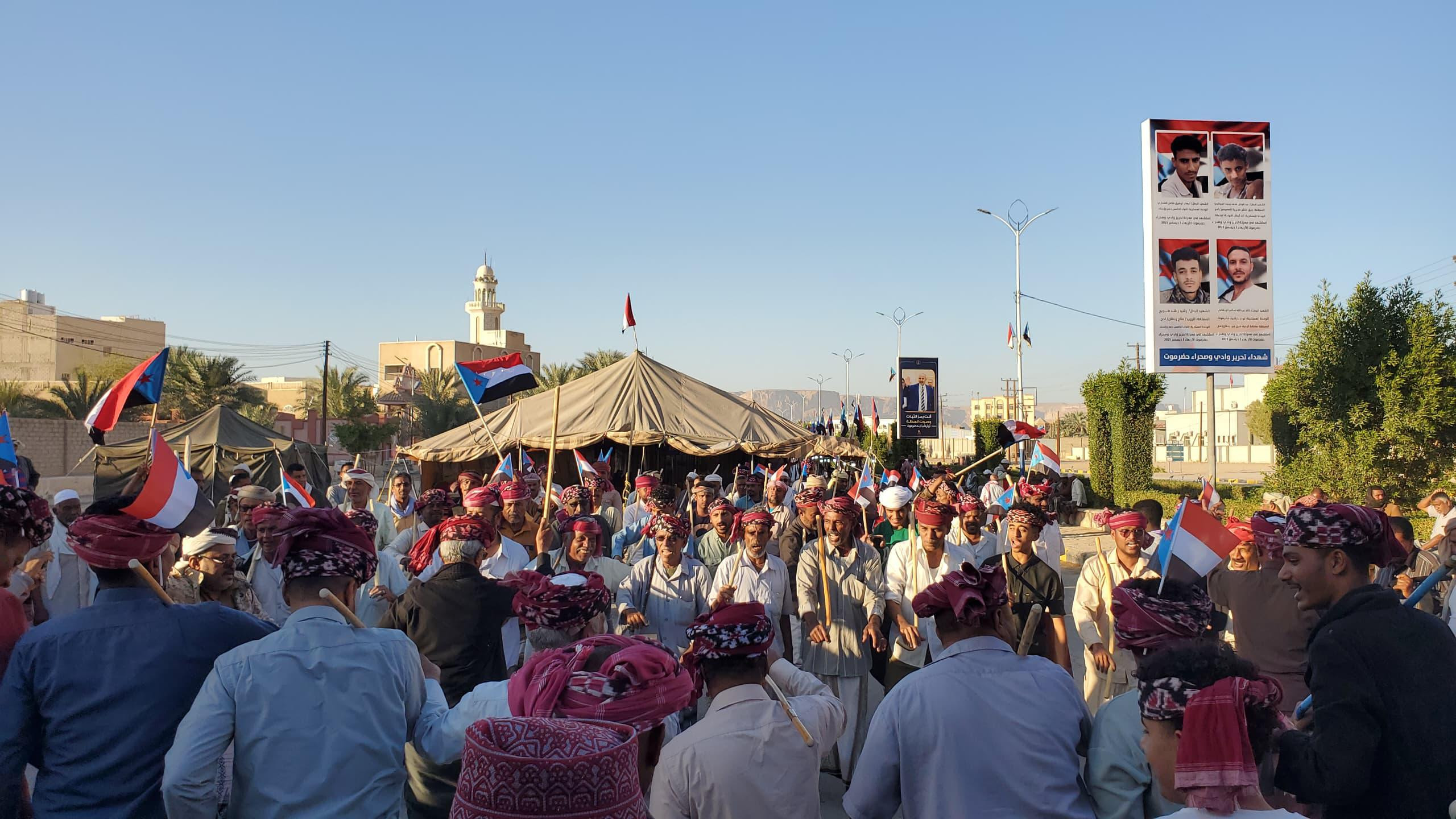 توافد شعبي وقبلي إلى مخيم الاعتصام بسيئون دعمًا لمطلب إعلان دولة الجنوب العربي