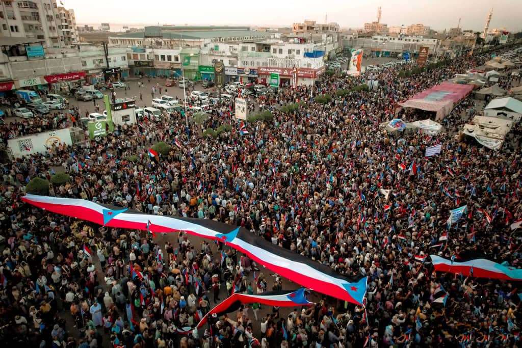 حشود جماهيرية واسعة من الضالع تصل العاصمة عدن دعمًا لمطالب إعلان دولة الجنوب العربي