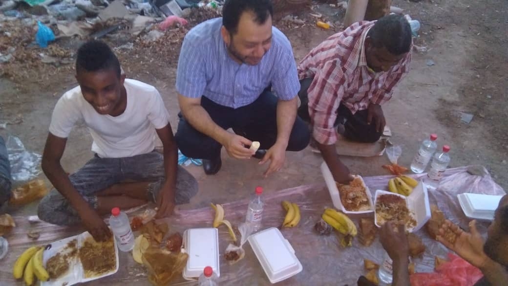 لجنة الإغاثة والأعمال الإنسانية تُقيم مأدبة إفطار  لعمال الصرف الصحي بالعاصمة عدن