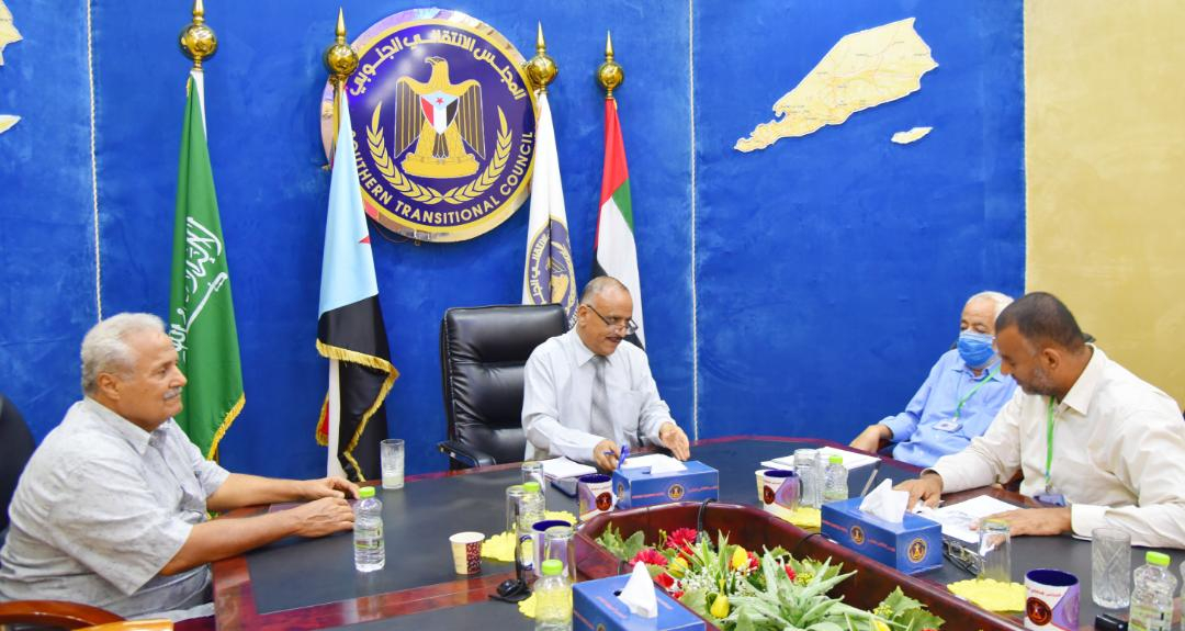 رئيس اللجنة الاقتصادية العُليا يناقش أوضاع المياه في العاصمة عدن