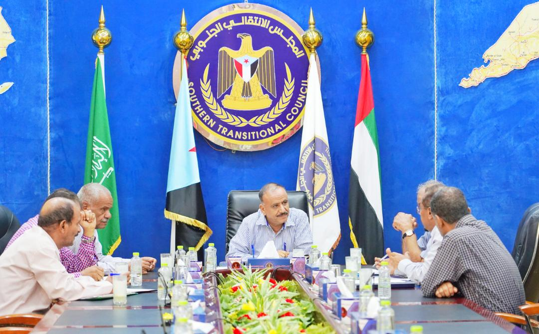 رئيس اللجنة الاقتصادية العُليا يناقش مع ممثلين عن قيادة مصافي عدن مقترحات لتحسين إيراداتها