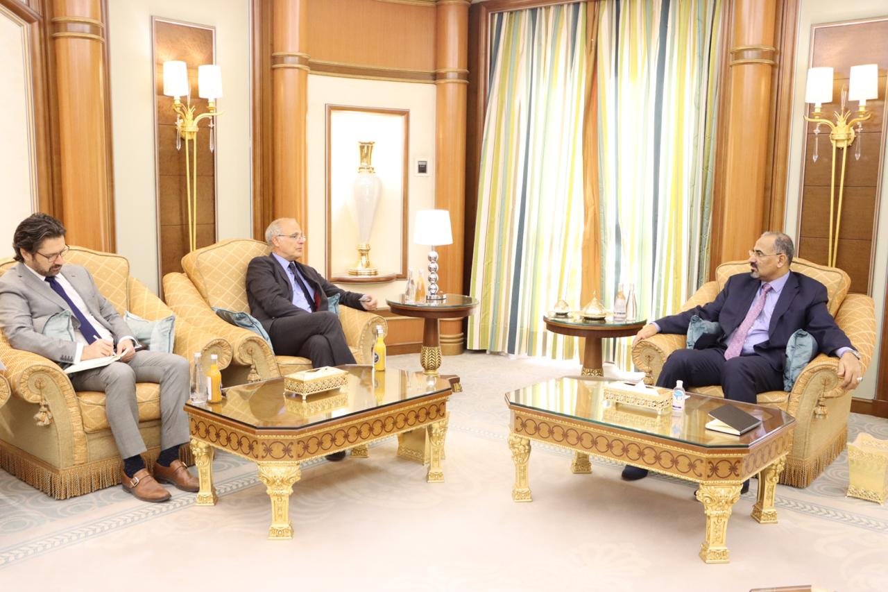 الرئيس القائد عيدروس الزُبيدي يستقبل سفير المملكة المتحدة ونائبه