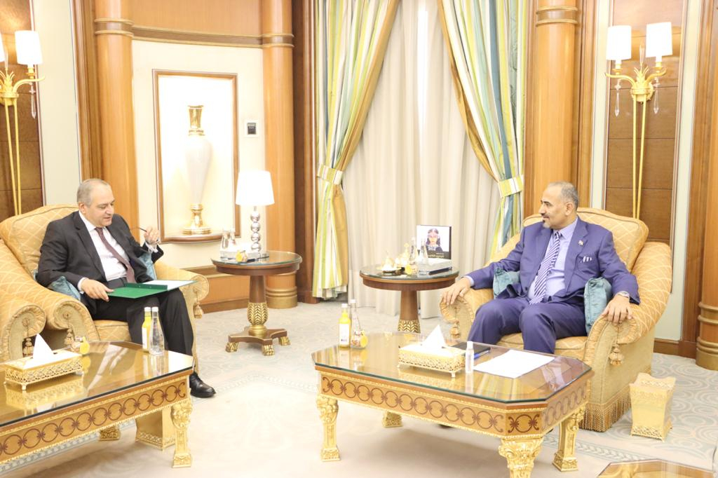 الرئيس القائد عيدروس الزُبيدي يستقبل سفير جمهورية مصر العربية