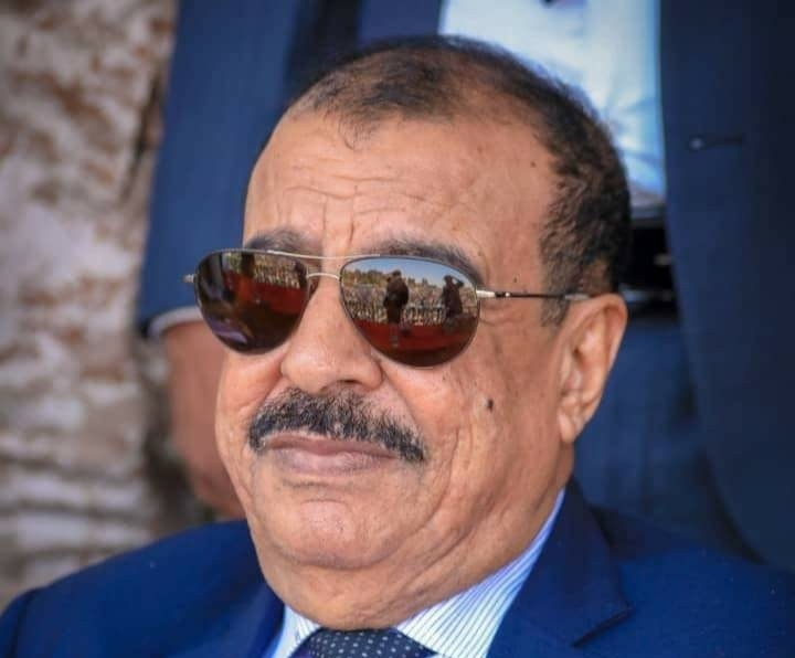  اللواء بن بريك يُعزي في وفاة عضو الجمعية الوطنية المناضل الشيخ عبدالله الحوتري المرقشي