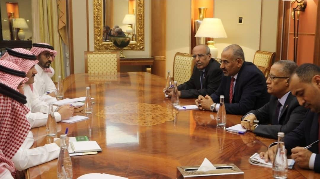 الرئيس الزُبيدي يلتقي سفير خادم الحرمين الشريفين لدى اليمن 