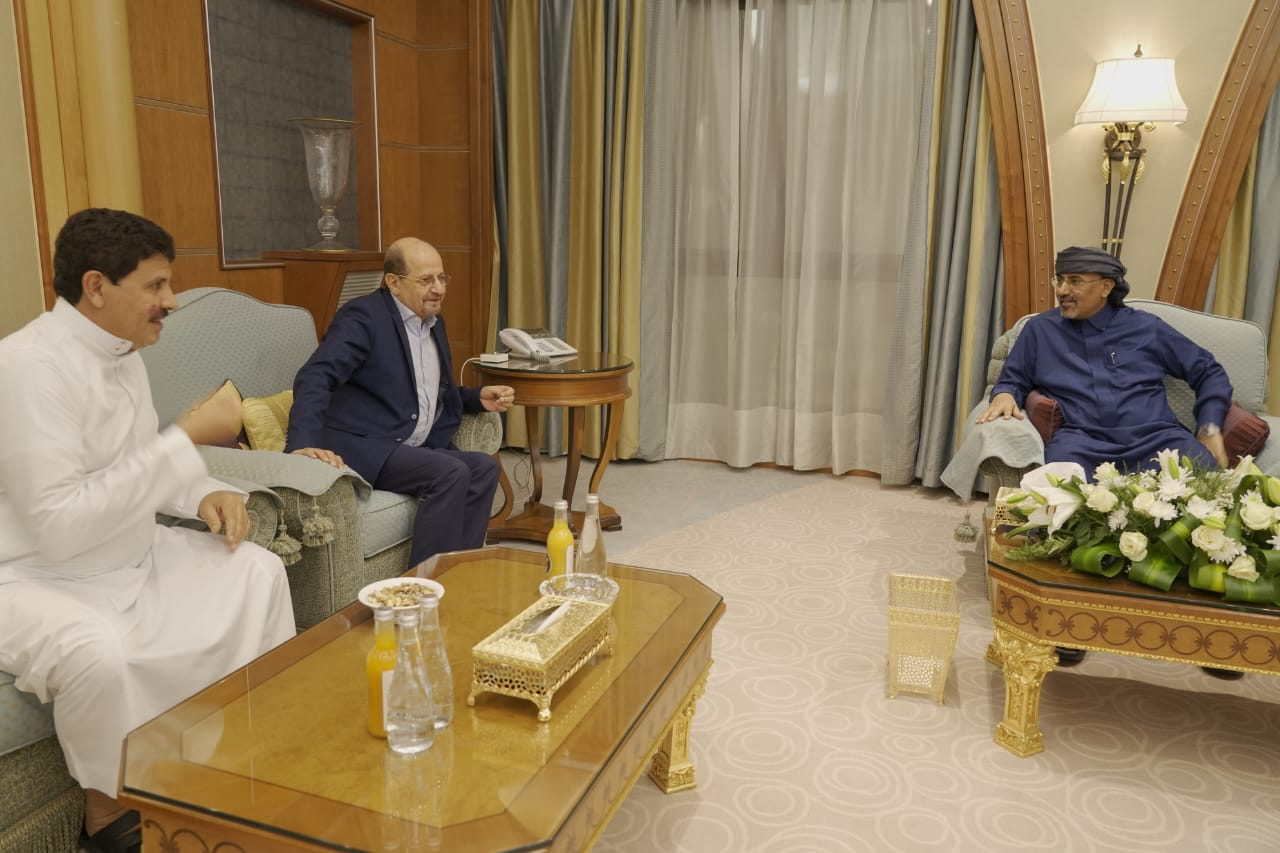 الرئيس الزُبيدي يستقبل سفير اليمن لدى المملكة العربية السعودية
