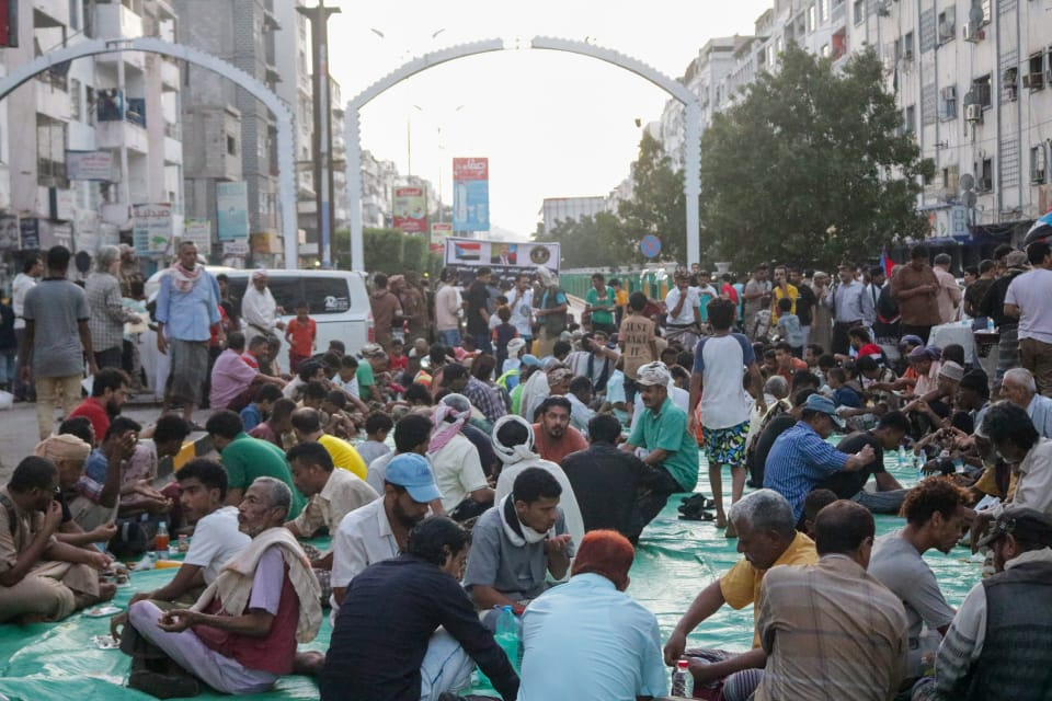 دائرة الشهداء والجرحى تنظم إفطاراً جماعياً في شارع الشهيد مدرم بمناسبة الذكرى السابعة لتحرير العاصمة عدن