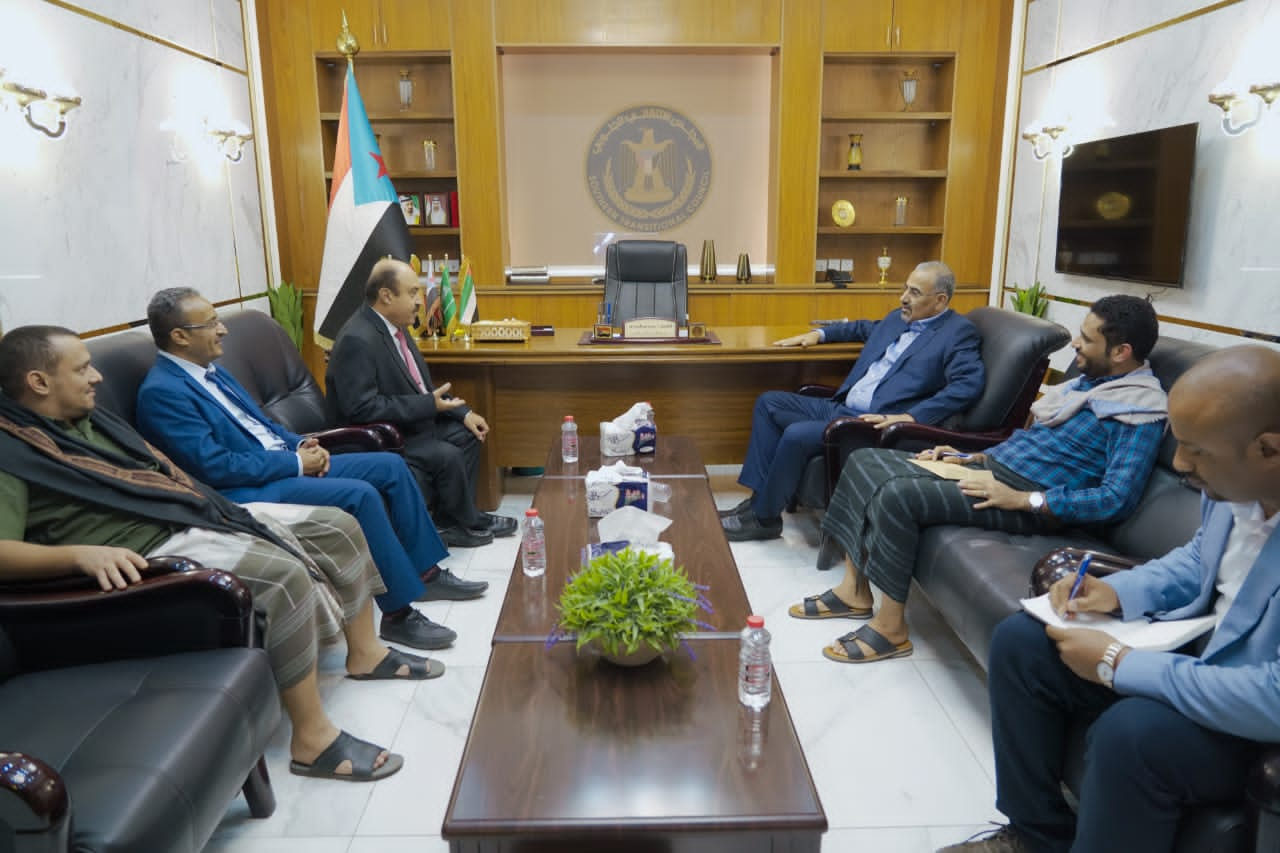 الرئيس الزُبيدي يلتقي محافظ محافظة إب ويؤكد دعمه ومساندته لجهود تحرير المحافظة