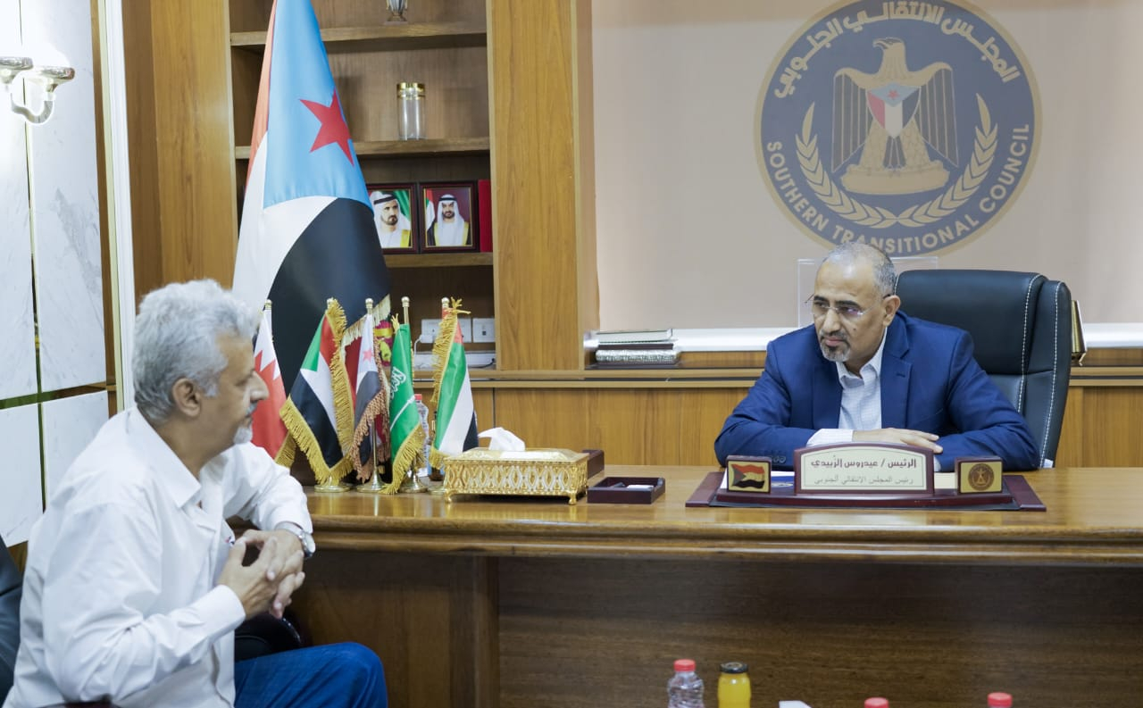 الرئيس الزُبيدي يناقش مع رئيس مجلس الحراك الثوري جهود توحيد الصف الجنوبي