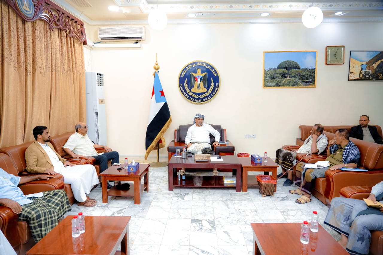 الرئيس الزُبيدي يطّلع من أعضاء الجمعية الوطنية بالمهرة على مستجدات الأوضاع في المحافظة