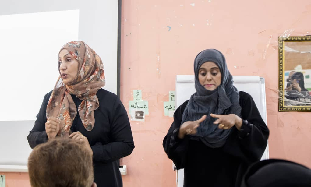 دائرة المرأة والطفل تنظم دورة تدريبية في لغة الإشارة لعدد من مربيات وأخصائيات مدارس العاصمة عدن