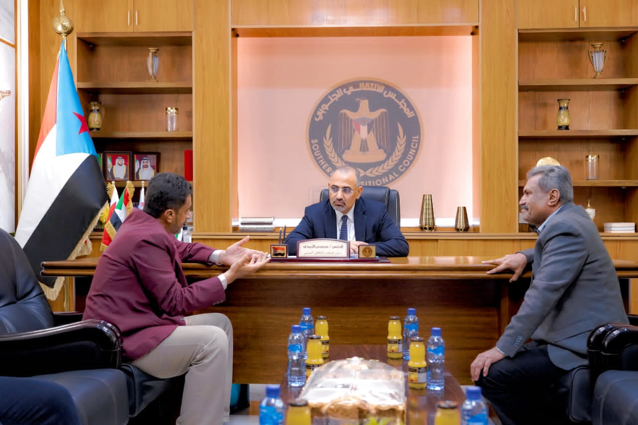 الرئيس الزُبيدي يلتقي العميد ناصر العنبوري ويشيد بالتضحيات الجسيمة لأبناء أبين