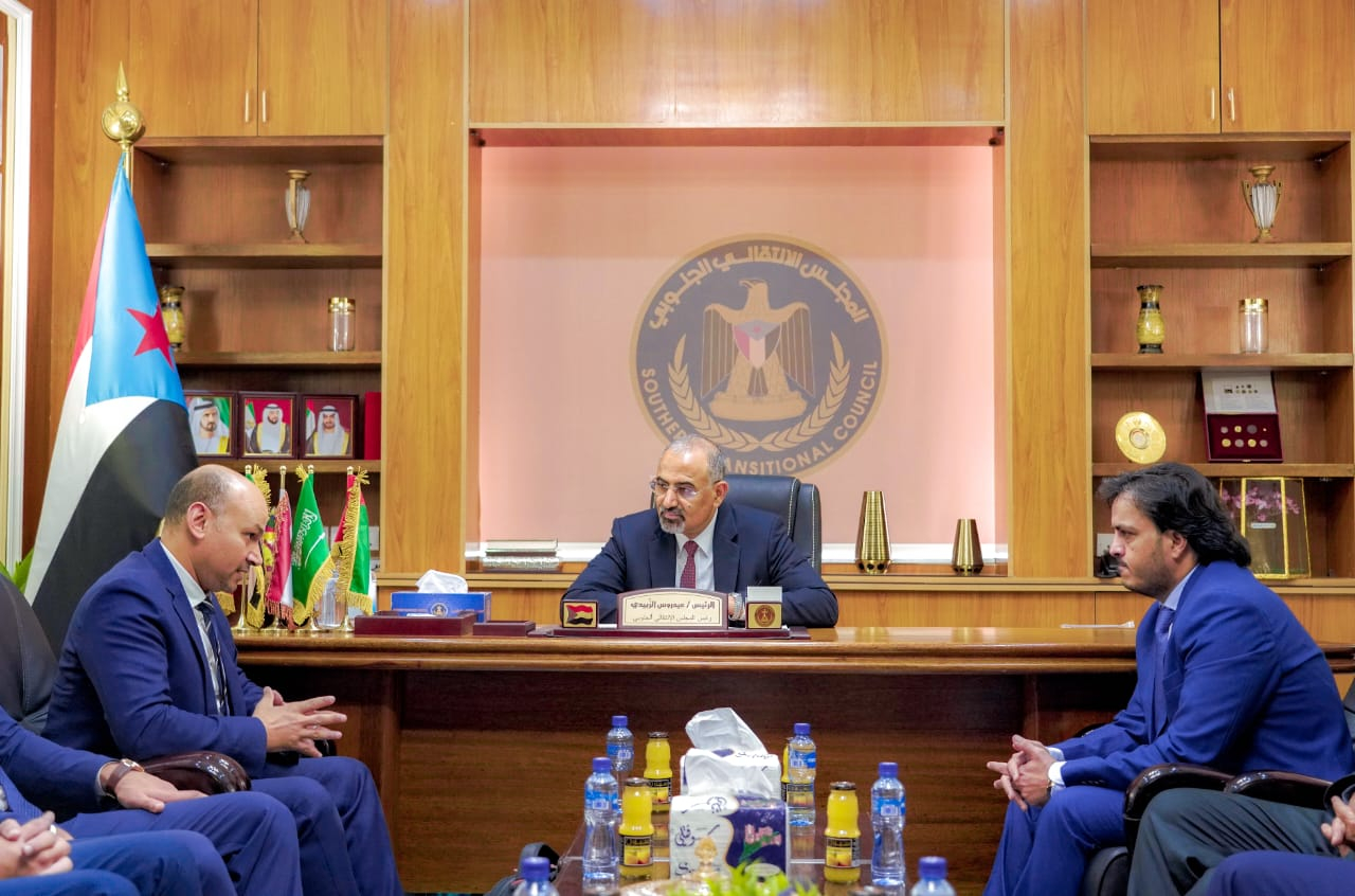الرئيس الزُبيدي يلتقي وفدا هندسيا مصريا لتطوير قطاع الكهرباء 