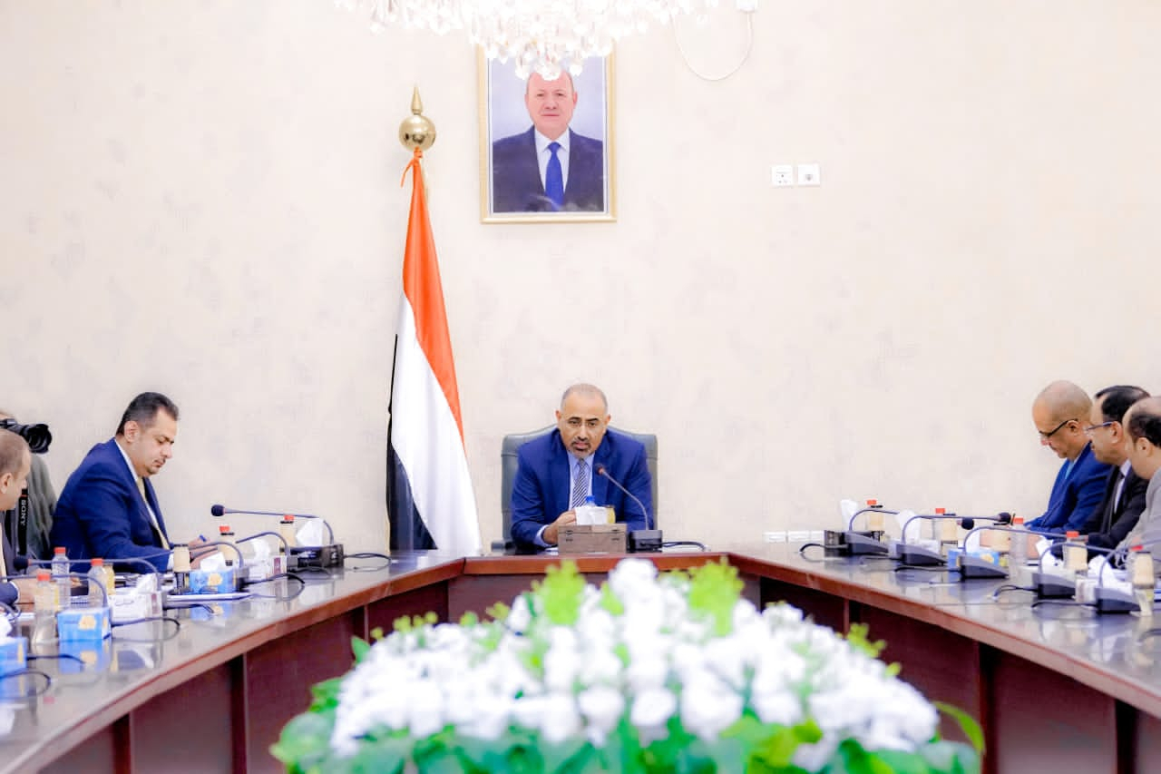الرئيس الزُبيدي يترأس اجتماعا استثنائيا لمجلس الوزراء 