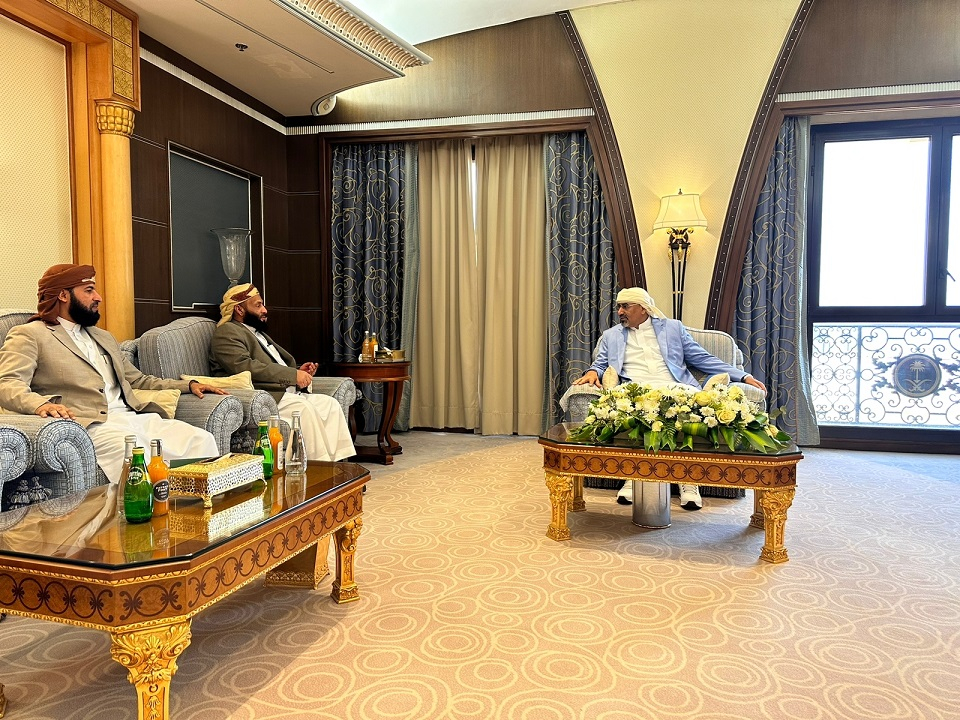 الرئيس الزُبيدي يطلع على سير العمل في وزارة الأوقاف