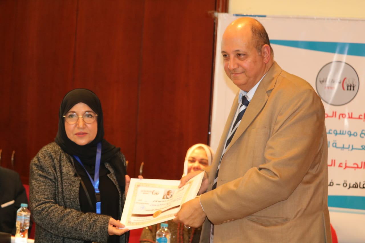 تكريم ممثل خارجية الانتقالي في سويسرا بميدالية النساء الرائدات في الوطن العربي