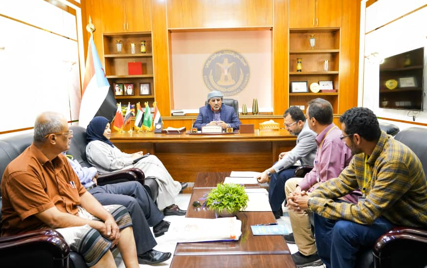 الرئيس الزُبيدي يطّلع على سير عمل اللجنة العُليا للإغاثة والأعمال الإنسانية