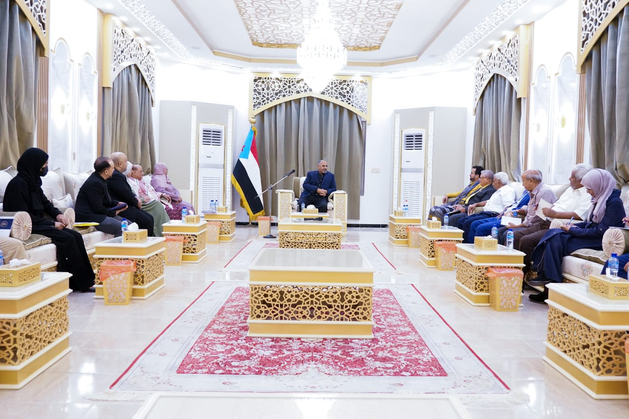 الرئيس الزُبيدي يعقد اجتماعا برئاسة وأعضاء مركز دعم صناعة القرار في المجلس