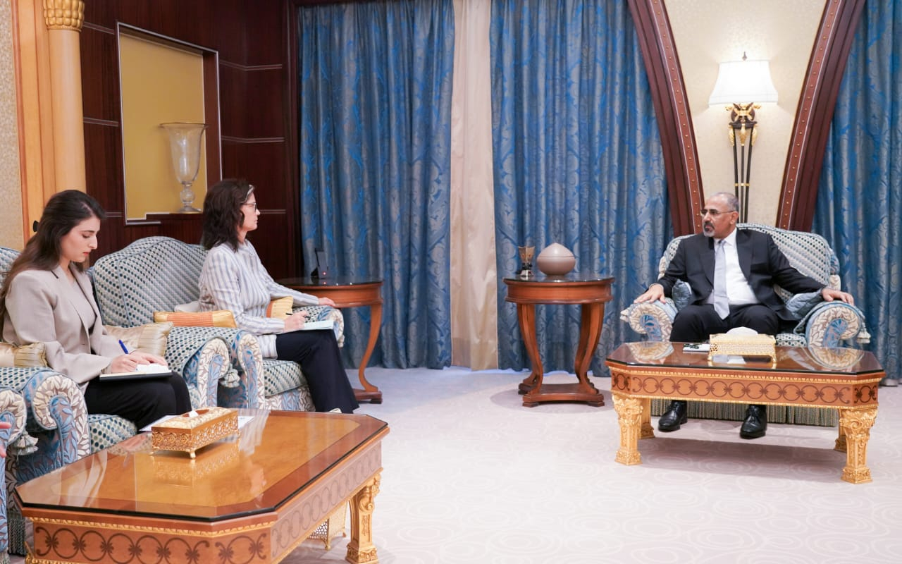 الرئيس الزُبيدي يناقش مع سفيرة مملكة الدنمارك خارطة الطريق المطروحة لإنجاح العملية السياسية