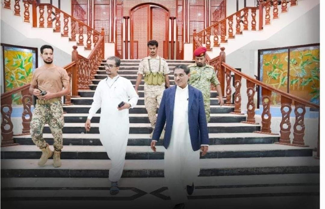 اللواء البحسني يصل إلى مدينة المكلا بعد زيارة خارجية