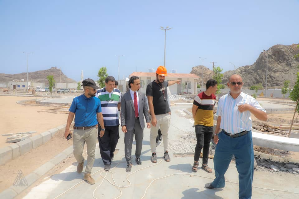 السقاف يتفقد سير العمل في مشروع حديقة عدن مول بالعاصمة عدن