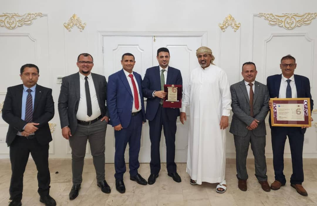 الرئيس الزُبيدي يلتقي فريق "كاك بنك" الحائز على المركز الثاني في منافسات الجائزة العربية للمسؤولية الاجتماعية