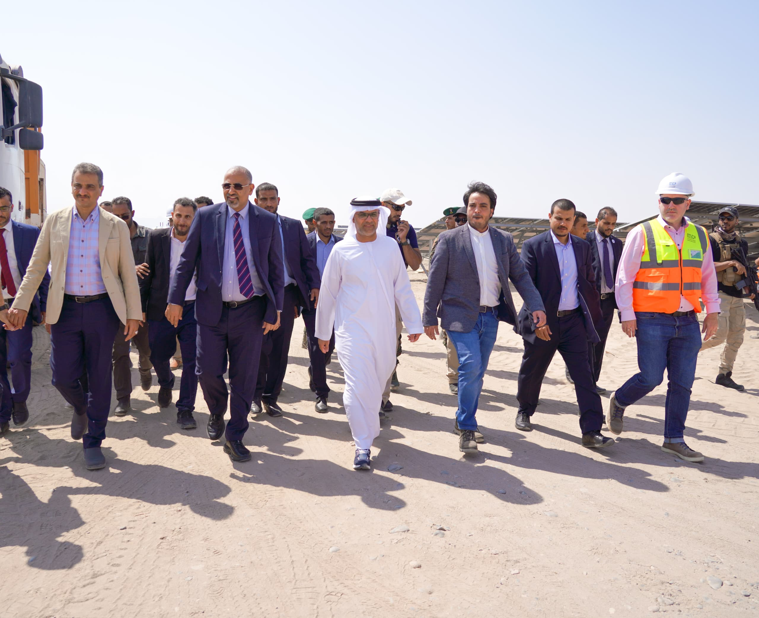 الرئيس الزُبيدي يطّلع بمعية السفير الإماراتي على مستوى الإنجاز بمحطة الطاقة الشمسية بالعاصمة عدن