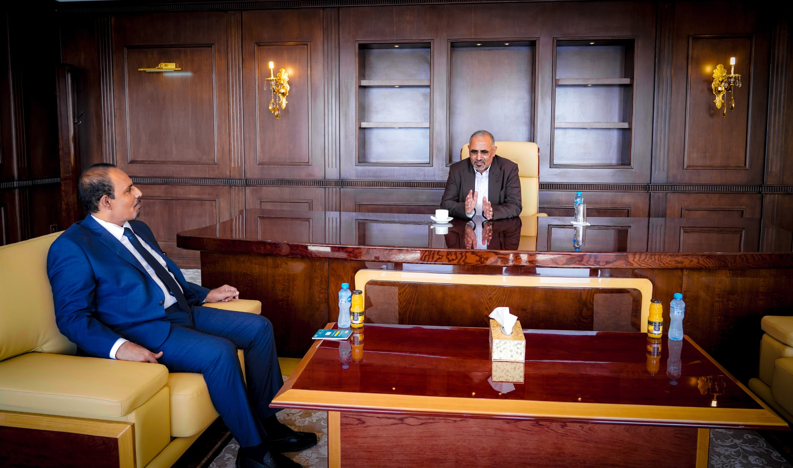 الرئيس الزُبيدي يطلع على مستجدات الأوضاع في محافظة حضرموت