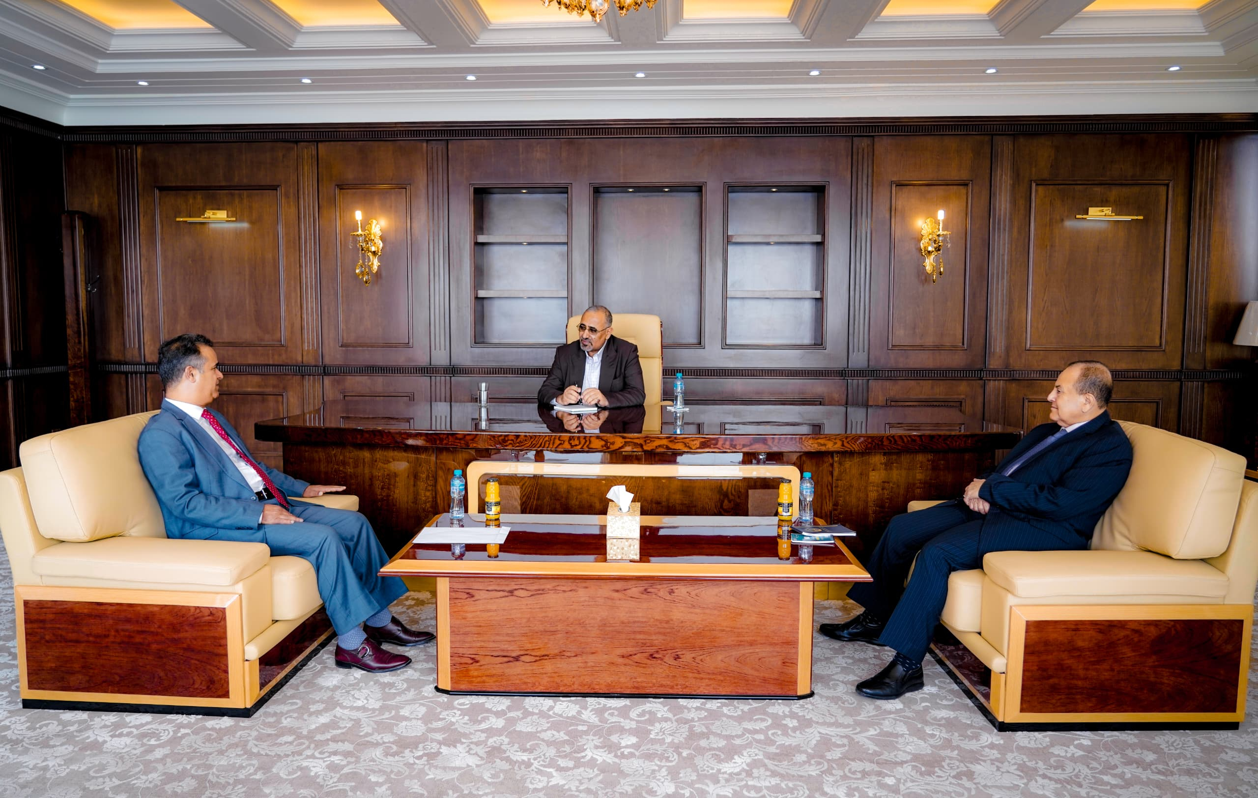 الرئيس الزُبيدي يلتقي السفير الليبي لدى بلادنا 