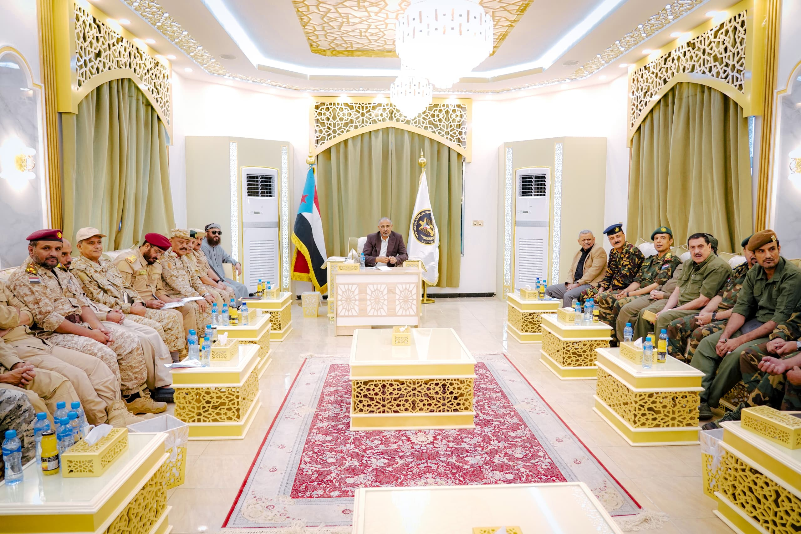 الرئيس الزُبيدي يرأس اجتماعا موسعا للقادة العسكريين والأمنيين