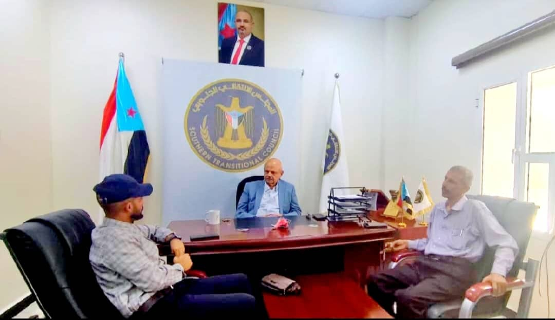 القائم بمهام رئيس تنفيذية انتقالي العاصمة عدن يلتقي مدير عام مديرية صيرة